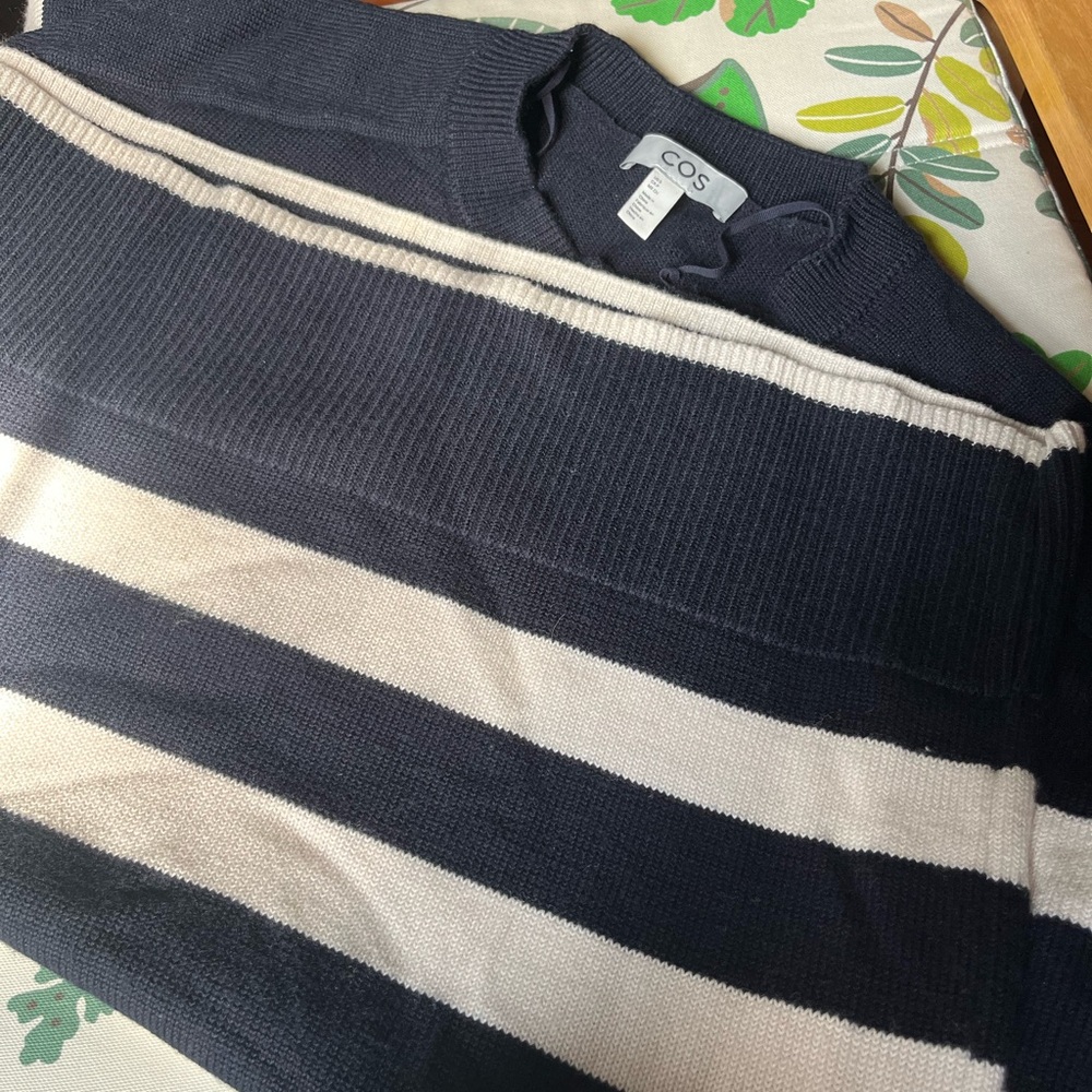 COS 100% Wool Sweater - Picture 2 of 4